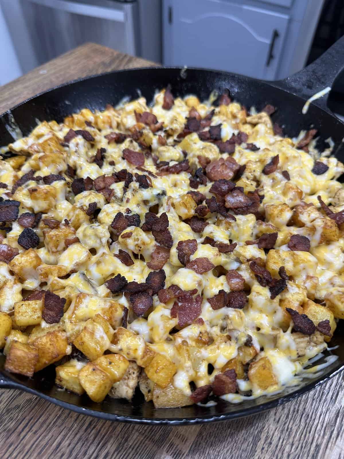 skillet cheesy chicken and potatoes with bacon and honey mustard