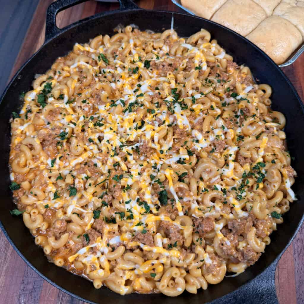 One Pan Steakhouse Cheeseburger Mac shows with rolls